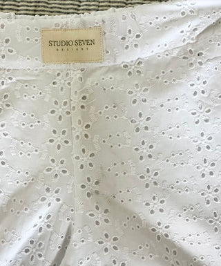 (180) 29" Custom Length, Marked, White Lazy Daisy Pants - size M